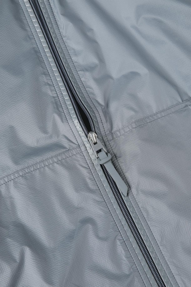 스카이블루 색상의 남성용 나일론 후드 경량 재킷 M-ICJP06입니다. 얇은 두께감과 부드러운 촉감으로 편안한 착용감을 선사하며, 일상 및 스포츠 활동에 적합합니다. 슬림 및 레귤러 핏으로 스포티하고 캐주얼한 스타일을 연출하며, 방수, 통기, 경량 기능성을 갖췄습니다. 조절 가능한 후드와 2개의 사이드 포켓이 있어 실용적입니다. 간절기, 여름, 겨울까지 폭넓게 활용할 수 있는 필수 아이템입니다.
