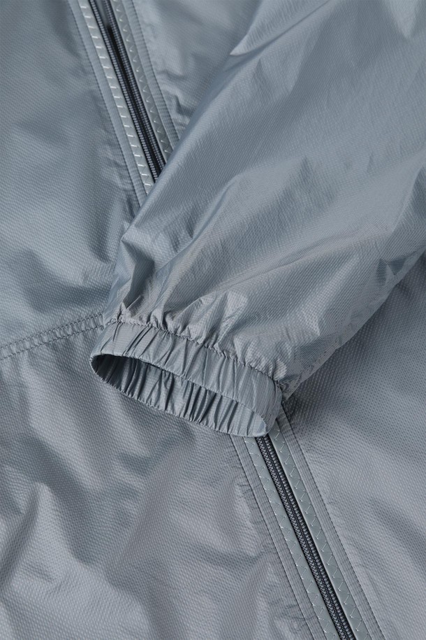 스카이블루 색상의 남성용 나일론 후드 경량 재킷 M-ICJP06입니다. 얇은 두께감과 부드러운 촉감으로 편안한 착용감을 선사하며, 일상 및 스포츠 활동에 적합합니다. 슬림 및 레귤러 핏으로 스포티하고 캐주얼한 스타일을 연출하며, 방수, 통기, 경량 기능성을 갖췄습니다. 조절 가능한 후드와 2개의 사이드 포켓이 있어 실용적입니다. 간절기, 여름, 겨울까지 폭넓게 활용할 수 있는 필수 아이템입니다.
