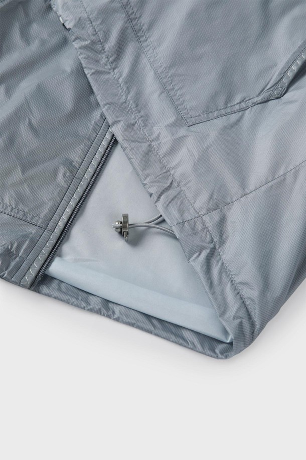 스카이블루 색상의 남성용 나일론 후드 경량 재킷 M-ICJP06입니다. 얇은 두께감과 부드러운 촉감으로 편안한 착용감을 선사하며, 일상 및 스포츠 활동에 적합합니다. 슬림 및 레귤러 핏으로 스포티하고 캐주얼한 스타일을 연출하며, 방수, 통기, 경량 기능성을 갖췄습니다. 조절 가능한 후드와 2개의 사이드 포켓이 있어 실용적입니다. 간절기, 여름, 겨울까지 폭넓게 활용할 수 있는 필수 아이템입니다.
