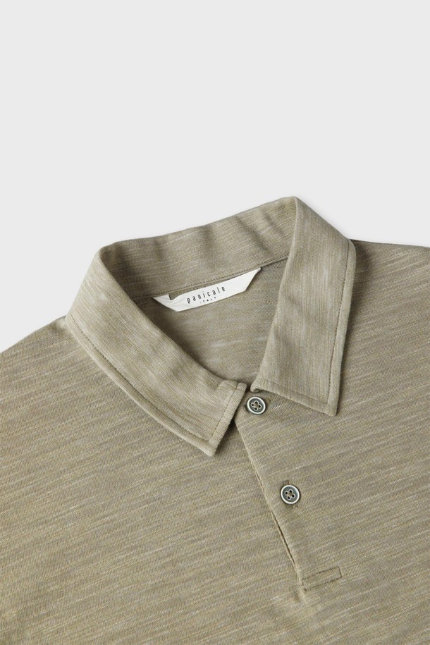 텍스처 코튼 폴로 셔츠 D-ITEE12는 남성용 폴로 셔츠입니다. 네이비, 카키, 그린, 그레이 4가지 색상으로 출시되었으며, 면과 폴리에스터 혼방의 텍스처 원단을 사용하여 부드러운 촉감을 자랑합니다. 릴렉스핏, 레귤러핏, 슬림핏으로 폭넓은 핏을 제공하며, 일상과 간절기에 착용하기 좋습니다. 캐주얼한 플래킷 마감과 투 버튼 디테일이 특징이며, 동네 마실룩이나 여행룩에 잘 어울립니다. 미니멀, 클래식 스타일을 선호하는 분들께 추천합니다.
