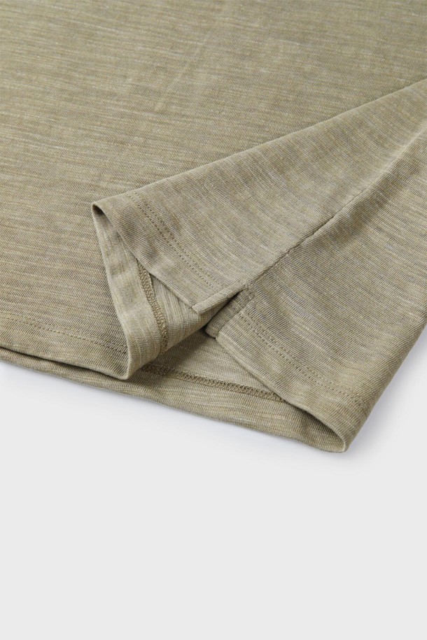 텍스처 코튼 폴로 셔츠 D-ITEE12는 남성용 폴로 셔츠입니다. 네이비, 카키, 그린, 그레이 4가지 색상으로 출시되었으며, 면과 폴리에스터 혼방의 텍스처 원단을 사용하여 부드러운 촉감을 자랑합니다. 릴렉스핏, 레귤러핏, 슬림핏으로 폭넓은 핏을 제공하며, 일상과 간절기에 착용하기 좋습니다. 캐주얼한 플래킷 마감과 투 버튼 디테일이 특징이며, 동네 마실룩이나 여행룩에 잘 어울립니다. 미니멀, 클래식 스타일을 선호하는 분들께 추천합니다.
