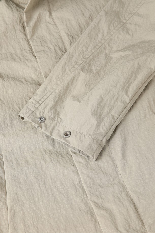 **나일론 맥코트 M-IBBY51**

미니멀한 스타일의 남성용 맥코트입니다. 베이지와 네이비 두 가지 색상으로 출시되었으며, 가을, 겨울에 착용하기 좋습니다. 나일론 소재로 제작되어 부드러운 촉감을 자랑하며, 레귤러핏으로 편안하게 착용할 수 있습니다. 지퍼 여밈 방식의 롱 기장 싱글브레스티드 코트로, 카라 디테일과 하단 측면 포켓, 뒷면 벤트가 특징입니다. 출근룩, 데이트룩, 겨울 데일리룩 등 다양한 TPO에 활용 가능하며, 미니멀, 클래식, 시크한 스타일을 연출할 수 있습니다.
