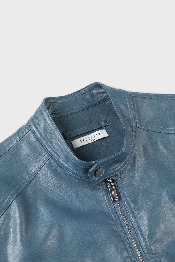 세련된 남성 겨울 데일리룩을 완성할 집업 PU 재킷입니다. 부드러운 촉감의 폴리우레탄 소재로 제작되어 편안한 착용감을 선사하며, 슬림핏 디자인으로 세련된 실루엣을 연출합니다. 모크넥과 사이드 지퍼 포켓 디테일이 돋보이며, 블루, 그린 두 가지 색상으로 출시되어 다양한 스타일 연출이 가능합니다. 간절기부터 겨울까지 폭넓게 활용할 수 있는 레귤러 기장의 긴소매 재킷입니다. 캐주얼 및 미니멀 스타일을 즐겨 입는 남성에게 추천합니다.
