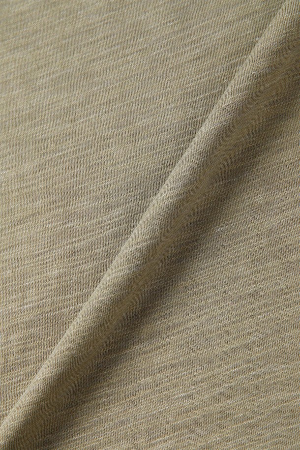 텍스처 코튼 폴로 셔츠 D-ITEE12는 남성용 폴로 셔츠입니다. 네이비, 카키, 그린, 그레이 4가지 색상으로 출시되었으며, 면과 폴리에스터 혼방의 텍스처 원단을 사용하여 부드러운 촉감을 자랑합니다. 릴렉스핏, 레귤러핏, 슬림핏으로 폭넓은 핏을 제공하며, 일상과 간절기에 착용하기 좋습니다. 캐주얼한 플래킷 마감과 투 버튼 디테일이 특징이며, 동네 마실룩이나 여행룩에 잘 어울립니다. 미니멀, 클래식 스타일을 선호하는 분들께 추천합니다.
