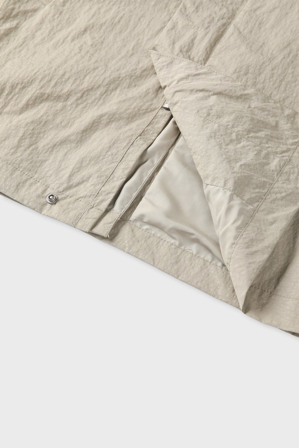 **나일론 맥코트 M-IBBY51**

미니멀한 스타일의 남성용 맥코트입니다. 베이지와 네이비 두 가지 색상으로 출시되었으며, 가을, 겨울에 착용하기 좋습니다. 나일론 소재로 제작되어 부드러운 촉감을 자랑하며, 레귤러핏으로 편안하게 착용할 수 있습니다. 지퍼 여밈 방식의 롱 기장 싱글브레스티드 코트로, 카라 디테일과 하단 측면 포켓, 뒷면 벤트가 특징입니다. 출근룩, 데이트룩, 겨울 데일리룩 등 다양한 TPO에 활용 가능하며, 미니멀, 클래식, 시크한 스타일을 연출할 수 있습니다.
