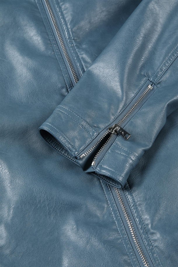 세련된 남성 겨울 데일리룩을 완성할 집업 PU 재킷입니다. 부드러운 촉감의 폴리우레탄 소재로 제작되어 편안한 착용감을 선사하며, 슬림핏 디자인으로 세련된 실루엣을 연출합니다. 모크넥과 사이드 지퍼 포켓 디테일이 돋보이며, 블루, 그린 두 가지 색상으로 출시되어 다양한 스타일 연출이 가능합니다. 간절기부터 겨울까지 폭넓게 활용할 수 있는 레귤러 기장의 긴소매 재킷입니다. 캐주얼 및 미니멀 스타일을 즐겨 입는 남성에게 추천합니다.
