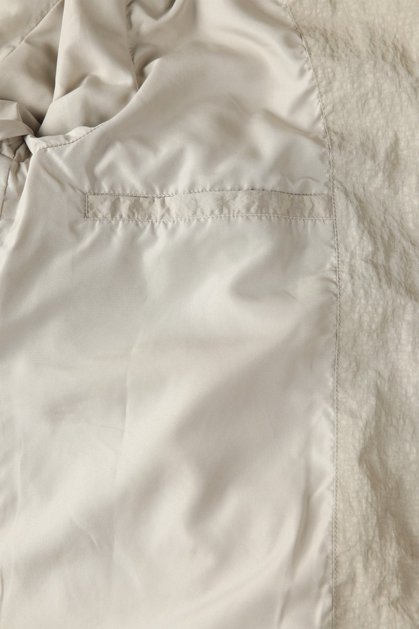 **나일론 맥코트 M-IBBY51**

미니멀한 스타일의 남성용 맥코트입니다. 베이지와 네이비 두 가지 색상으로 출시되었으며, 가을, 겨울에 착용하기 좋습니다. 나일론 소재로 제작되어 부드러운 촉감을 자랑하며, 레귤러핏으로 편안하게 착용할 수 있습니다. 지퍼 여밈 방식의 롱 기장 싱글브레스티드 코트로, 카라 디테일과 하단 측면 포켓, 뒷면 벤트가 특징입니다. 출근룩, 데이트룩, 겨울 데일리룩 등 다양한 TPO에 활용 가능하며, 미니멀, 클래식, 시크한 스타일을 연출할 수 있습니다.
