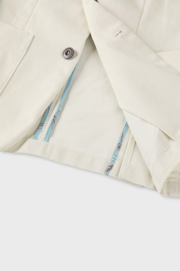 아이보리 데님 재킷 D-ICJK65는 남성용 아우터로, 봄, 가을에 착용하기 좋은 캐주얼 스타일의 데님 재킷입니다. 아이보리 컬러의 무지 디자인이며, 슬림핏으로 제작되어 세련된 핏을 연출합니다. 면과 폴리에스터 혼방 소재로 제작되어 견고한 촉감을 자랑하며, 보통 두께감으로 간절기에 활용하기 좋습니다. 노치 라펠, 백 벤트, 사이드 포켓, 가슴 포켓, 행거칩 탈부착 가능, 은은한 워싱 디테일이 특징이며, 데이트룩, 쇼핑룩 등 다양한 TPO에 활용 가능합니다. 캐주얼, 미니멀, 클래식 스타일을 즐겨 입는 남성분들께 추천합니다.
