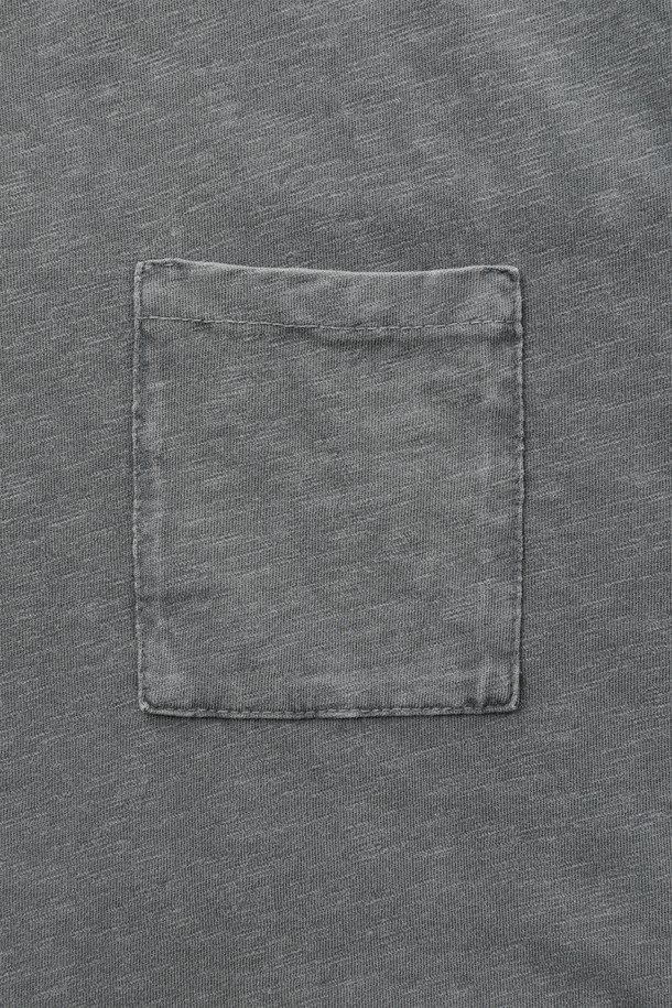 가먼트 다이 코튼 포켓 데일리 티셔츠 F-HTEE63는 부드러운 면 소재로 제작되어 편안한 착용감을 선사합니다. 가먼트 다잉 처리로 빈티지한 컬러감을 더해 유행을 타지 않는 스타일을 연출합니다. 라운드넥에 슬림핏으로 디자인되었으며, 포켓 디테일이 있어 실용성을 높였습니다. 봄, 여름 시즌 데일리룩으로 활용하기 좋으며, 신축성이 좋아 활동성이 뛰어납니다. 캐주얼, 미니멀, 클래식 스타일을 즐기는 남성분들께 추천합니다.
