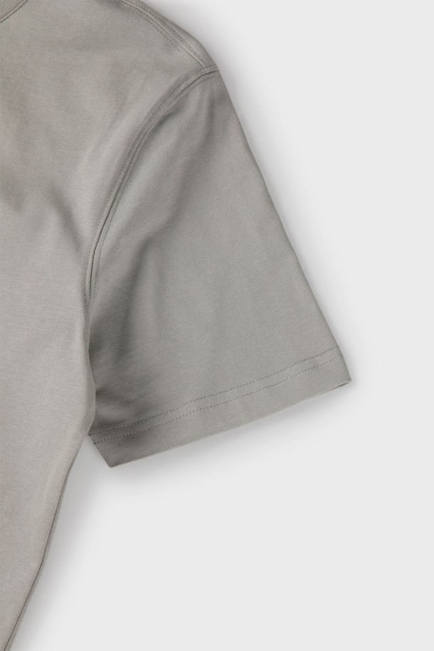 로고 반팔 티셔츠 M-GTEE04는 남성용 티셔츠로, 아이보리, 그레이, 블랙 세 가지 색상으로 출시되었습니다. 데일리 용도로 적합하며, 여름, 간절기, 겨울까지 폭넓게 착용할 수 있습니다. 베이직한 스타일의 레귤러 기장 라운드넥 반소매 티셔츠로, 부드러운 면 소재에 로고 프린트 무늬가 특징입니다. 핏은 레귤러와 오버사이즈 두 가지로 제공되며, 제품 번호는 M-GTEE04입니다. 캐주얼 및 미니멀한 스타일을 연출하기 좋습니다.
