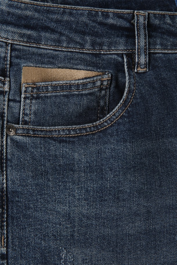 인디고블루 레귤러핏 워싱 진 M-IJEAN56은 남성용 데님 팬츠입니다. 사계절용으로 제작되었으며, 캐주얼과 베이직 스타일을 모두 소화할 수 있습니다. 인디고블루 컬러의 워싱 디테일이 돋보이며, 레귤러핏으로 편안한 착용감을 선사합니다. 면, 폴리에스터, 스판덱스의 혼방 소재로 제작되어 신축성을 더했습니다. 버튼 플라이, 5포켓 디자인, 자수 디테일, 뒷면 가죽 라벨 등의 특징을 갖추고 있으며, 미드라이즈와 크롭 기장으로 트렌디함을 더했습니다. 동네 마실룩이나 여행룩 등 다양한 TPO에 활용 가능한 데님 팬츠입니다.
