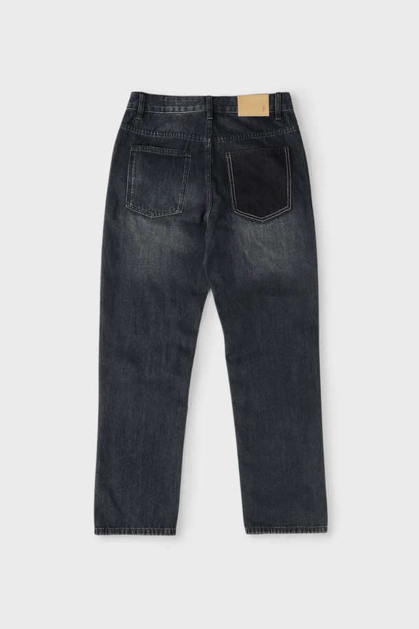 다크 스트레이트 데미지 진 M-GJEAN06는 남성용 데님 팬츠입니다. 다크 블루 컬러의 긴 기장 바지로, 캐주얼하고 데일리한 스타일을 연출하기에 좋습니다. 면과 폴리에스터 혼방 소재로 제작되었으며, 빈티지 워싱과 데미지 디테일이 특징입니다. 스트레이트 핏으로 편안하게 착용 가능하며, 5포켓 디자인, 단추 여밈, 뒷면 가죽 라벨, 미드라이즈 디자인을 갖추고 있습니다. 동네 마실룩, 쇼핑룩 등 어떤 TPO에도 캐주얼, 미니멀, 스트리트 스타일로 활용하기 좋습니다.
