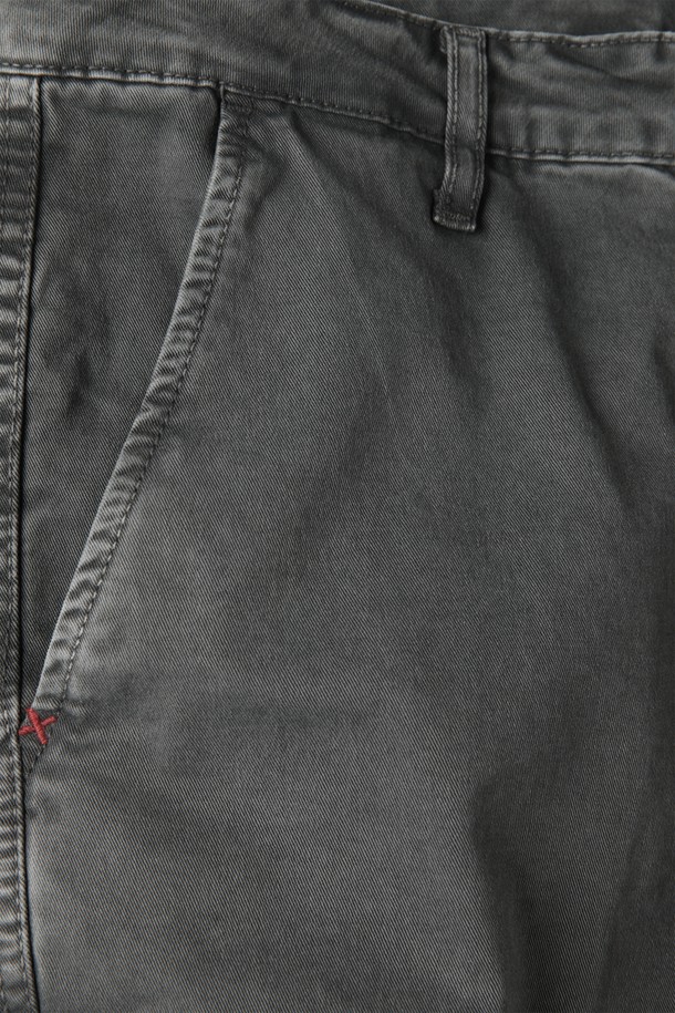 가먼트다잉 코튼 카고 팬츠 F-QCPT02는 캐주얼한 스타일의 남녀 공용 카고 바지입니다. 부드러운 촉감의 면과 엘라스테인 혼방 소재로 제작되어 사계절 내내 편안하게 착용할 수 있습니다. 레귤러슬림핏으로 제작되었으며, 브라운, 그레이, 블랙 세 가지 색상으로 제공됩니다. 가먼트다잉 기법을 적용하여 자연스러운 색감과 워싱 디테일을 살렸으며, 카고 포켓, 사이드 포켓, 패치 포켓, 백 월렛 포켓 등 다양한 수납공간을 갖추었습니다. 동네 마실룩, 여행룩 등 폭넓은 TPO에 미니멀하고 워크웨어적인 스타일을 더해줍니다.
