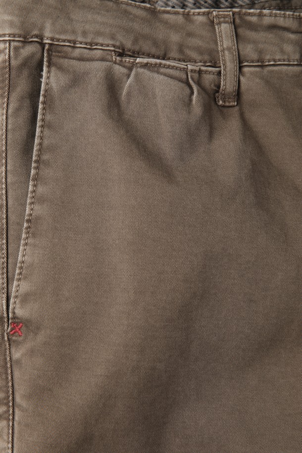 가먼트다잉 코튼 팬츠 F-QCPT01은 베이직하고 캐주얼한 스타일을 연출하기 좋은 남성용 긴 바지입니다. 봄, 가을 계절에 적합하며, 출근룩이나 데이트룩 등 다양한 TPO에 활용할 수 있습니다. 부드러운 촉감의 면과 스판덱스 혼방 소재로 제작되어 편안한 착용감을 제공하며, 슬림핏 디자인으로 세련된 핏을 선사합니다. 브라운과 그레이 두 가지 컬러로 만나볼 수 있으며, 무지 디자인에 벨트 루프, 사이드 포켓, 뒷주머니 등의 디테일을 더했습니다. 가먼트다잉 공법을 적용하여 자연스러운 색감과 빈티지한 멋을 살린 것이 특징입니다.
