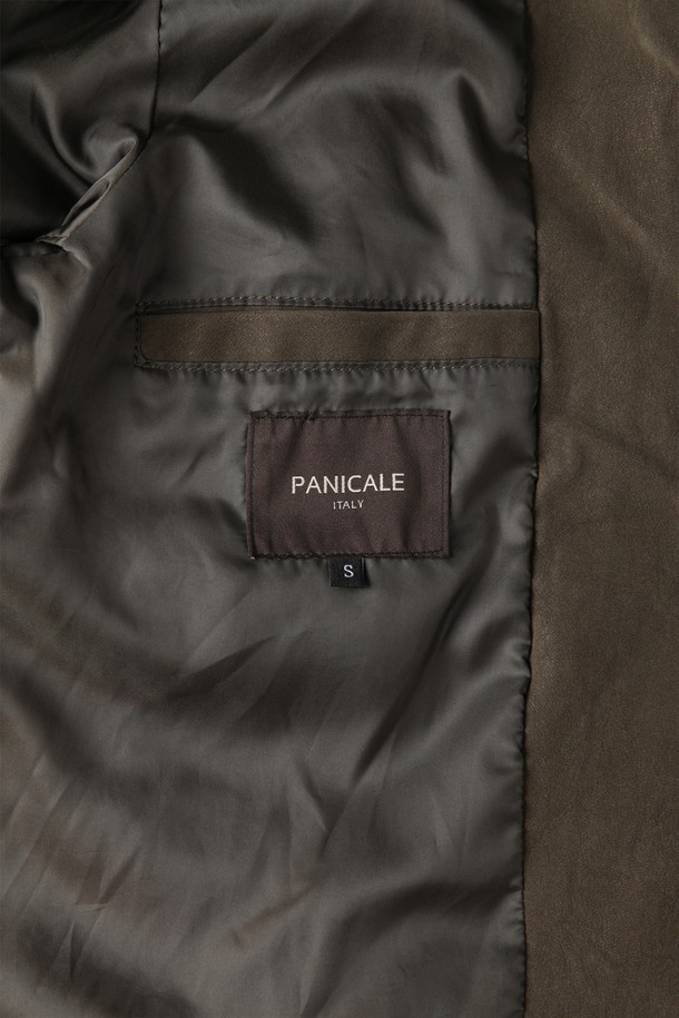 피유 레더 누벅 점퍼 M-GPJP55는 남성용 점퍼로, 빈티지하고 캐주얼한 스타일을 연출합니다. 부드러운 촉감의 폴리우레탄 소재와 중간 두께감으로 봄, 가을에 적합하며, 기본 카라와 버튼 여밈 방식이 특징입니다. 카키 색상의 레귤러핏 점퍼로, 가슴 포켓과 사이드 포켓이 있어 실용성을 더했습니다. 가을 나들이룩, 캐주얼, 클래식, 워크웨어 스타일을 즐기는 분들께 추천합니다.
