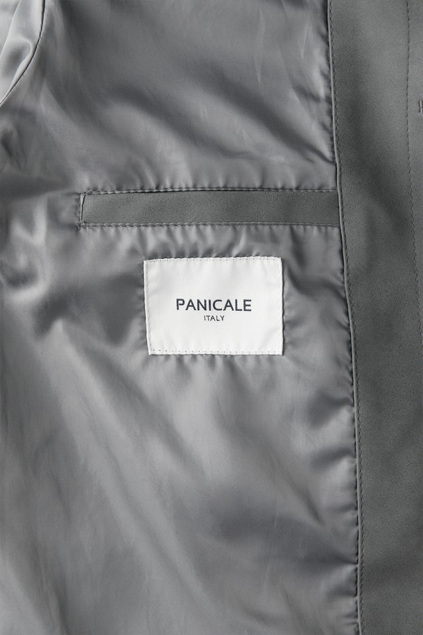 **버튼업 피유 레더 점퍼 M-GPJP11**

미니멀한 디자인의 남성용 간절기 점퍼입니다. 그레이 컬러의 무지 패턴으로 어떤 옷에도 쉽게 매치할 수 있습니다. 레귤러 핏에 버튼 여밈 방식으로 제작되었으며, 카라 디자인과 사이드 포켓 2개, 긴 소매가 특징입니다. 폴리우레탄, 인조가죽 소재로 제작되었으며 안감은 폴리에스터 100%입니다. 데이트룩, 출근룩 등 다양한 TPO에 활용 가능한 미니멀, 클래식, 시크 스타일의 아우터입니다.
