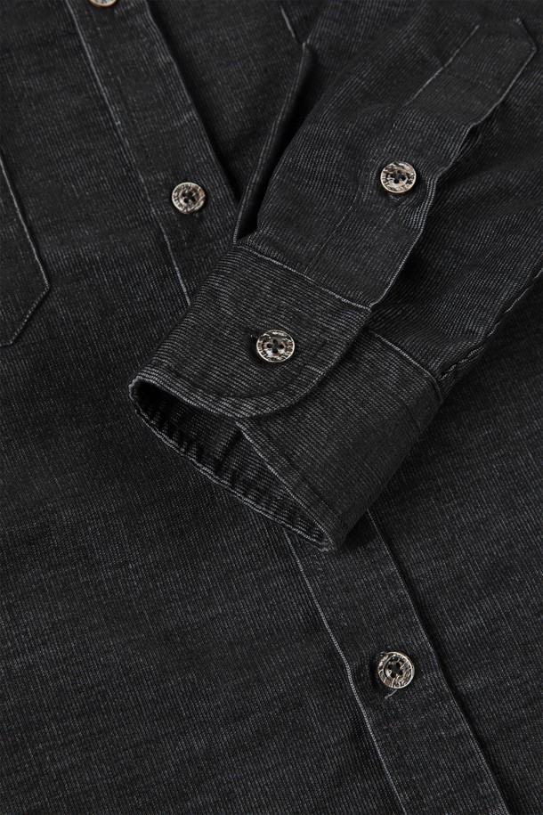 **코듀로이 포켓 셔츠 D-GCSH57**는 가을, 겨울에 어울리는 남성용 코듀로이 셔츠입니다. 부드러운 촉감의 코듀로이와 비스코스 혼방 소재로 제작되어 편안한 착용감을 선사하며, 베이직하고 캐주얼한 스타일을 연출합니다. 블랙과 아이보리 두 가지 색상으로 출시되었으며, 레귤러핏과 슬림핏 두 가지 핏으로 만나볼 수 있습니다. 버튼다운 카라와 긴 소매, 체스터 포켓 2개, 시그니처 P 자수 디테일이 돋보이며, 아우터로도 활용 가능하여 겨울 데일리룩, 모임룩, 데이트룩 등 다양한 TPO에 활용하기 좋습니다. 캐주얼, 클래식, 미니멀 스타일을 즐겨 입는 남성에게 추천합니다.
