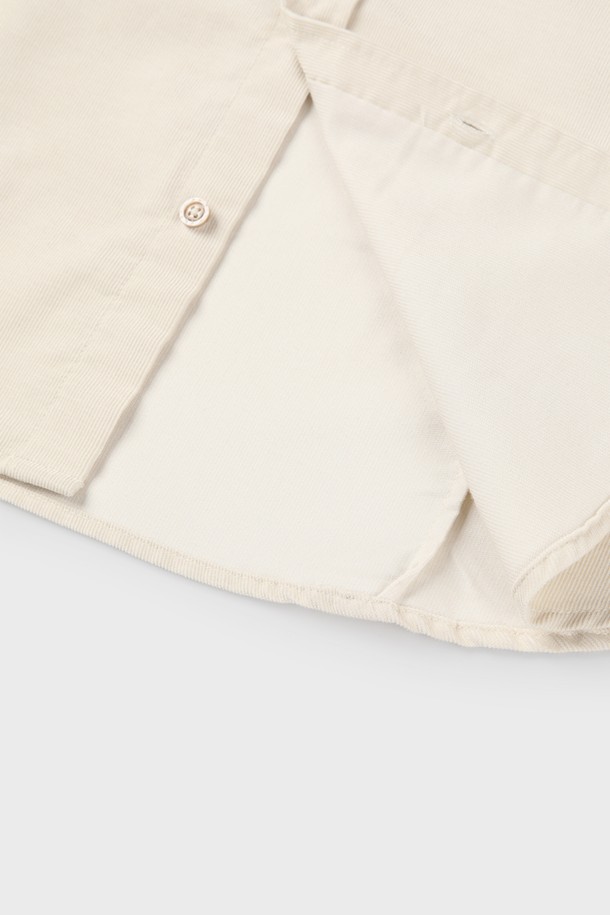 코듀로이 포켓 셔츠 D-GCSH57는 남성용 코듀로이 셔츠입니다. 가을과 겨울에 착용하기 좋은 두꺼운 두께감으로, 부드러운 촉감이 특징입니다. 베이직하고 캐주얼한 스타일로, 일상복으로 활용하기 좋습니다. 블랙과 아이보리 두 가지 색상으로 출시되었습니다. 차이나칼라에 슬림핏 또는 레귤러핏으로 제작되었으며, 체스트 포켓 2개와 P 자수 로고, 버튼다운 칼라 디테일이 돋보입니다. 겨울 데일리룩에 캐주얼, 클래식, 미니멀한 무드를 더해보세요.
