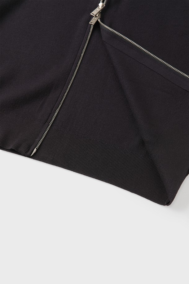 네이비 컬러의 남성용 베이직 투웨이 집업 니트 가디건 M-GNIT58입니다. 봄, 가을에 착용하기 좋은 슬림핏의 긴소매 가디건으로, 부드러운 비스코스, 폴리에스터 혼방 소재로 제작되었습니다. 무지(無地) 디자인에 투웨이 집업 여밈 방식을 적용하여 편안함과 스타일을 동시에 잡았습니다. 데이트룩, 카페룩 등 시간과 장소와 상황에 맞춰 미니멀, 클래식, 캐주얼 스타일을 연출할 수 있으며, 다양한 팬츠와 코디하여 활용도를 높일 수 있습니다.