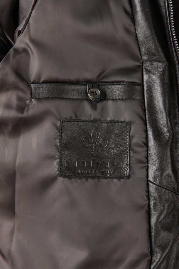 퀼팅 패딩 레더 재킷 F-GLJP54는 남성용 아우터입니다. 겨울철 일상복으로, 캐주얼과 클래식 스타일을 모두 연출할 수 있습니다. 부드러운 램스킨과 폴리에스테르 소재로 제작되었으며, 두꺼운 두께감과 긴 소매 기장으로 보온성을 높였습니다. 다이아몬드 퀼팅, 투웨이 지퍼, 칼라 디테일, 지퍼 포켓, 립 디테일 등 다양한 특징을 갖춘 레귤러핏 패딩 재킷입니다. 안감 또한 패딩 처리되어 겨울 데일리룩에 적합합니다.
