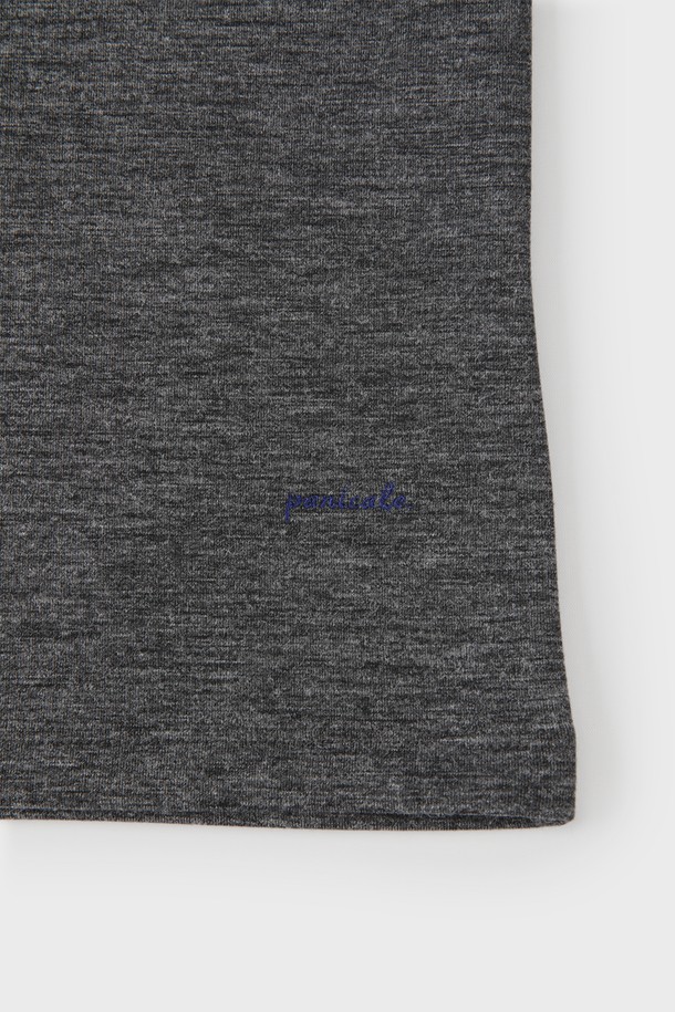 **로고 스티치 스웨트셔츠 D-GTEE61**은 남성용 스웨트셔츠입니다. 차콜 컬러의 슬림핏 디자인으로, 여름, 간절기, 겨울 모두 착용 가능합니다. 베이직한 스타일로 일상에서 편안하게 활용하기 좋습니다. 부드러운 촉감의 폴리에스테르, 레이온, 스판덱스 혼방 소재로 제작되었으며, V넥 라인과 긴 소매가 특징입니다. 소매단과 밑단은 깔끔하게 마감되었으며, 신축성 있는 원단으로 활동성을 높였습니다. 데일리룩, 특히 겨울철에 캐주얼, 미니멀, 클래식 스타일을 연출하기에 적합합니다.
