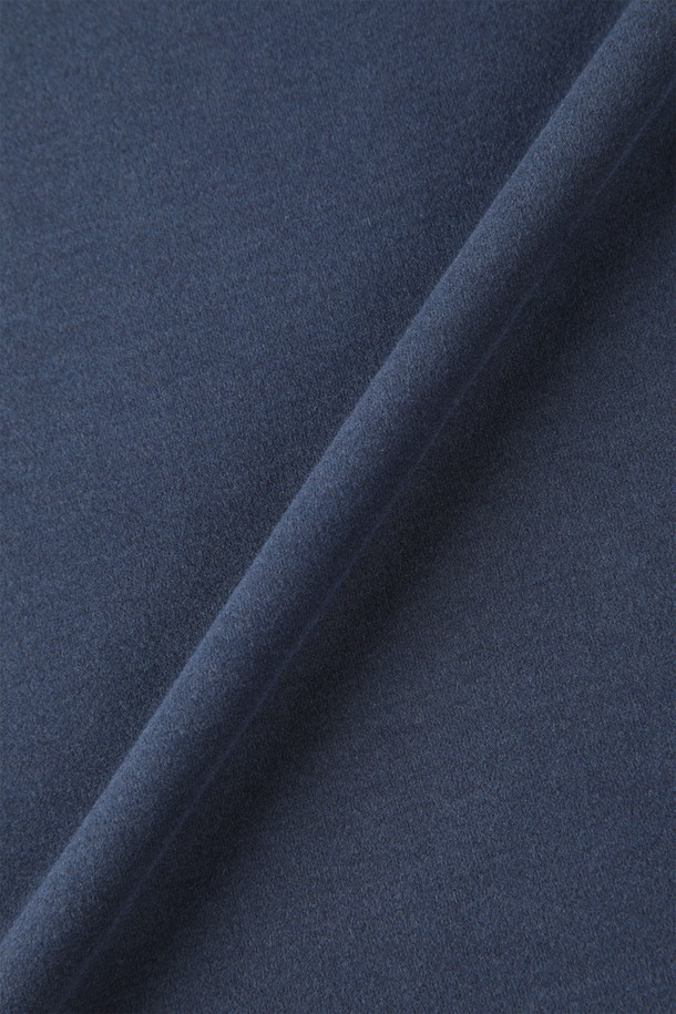 소프트 배색 라운드 티셔츠 D-GTEE59는 가을, 겨울에 착용하기 좋은 남성용 티셔츠입니다. 부드러운 촉감의 아크릴, 레이온, 스판, 양고라 혼방 소재를 사용하여 편안한 착용감을 제공합니다. 차콜과 네이비 두 가지 색상으로, 베이직한 스타일의 라운드넥 긴소매 슬림핏 티셔츠입니다. 넥라인과 하단 로고에 배색 디테일을 더해 포인트를 주었으며, 두께감 있는 소재로 겨울 데일리룩에 활용하기 좋습니다. 클래식, 미니멀, 캐주얼 스타일을 즐겨 입는 남성분들께 추천합니다.
