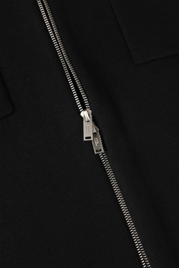 블랙 컬러의 투웨이 포켓 니트 집업 M-GNIT61 입니다. 면과 폴리아미드 혼방 소재로 제작되어 부드러운 촉감을 선사합니다. 레귤러 핏에 무지 패턴으로 디자인되어 베이직하면서도 캐주얼한 스타일을 연출할 수 있습니다. 양쪽 가슴 포켓 디테일이 돋보이며, 투웨이 지퍼로 편안하게 착용 가능합니다. 봄, 가을 시즌 데이트룩, 출근룩 등 다양한 상황에 활용하기 좋으며, 셔츠나 터틀넥과 레이어드하여 미니멀하고 클래식한 스타일도 연출할 수 있습니다.
