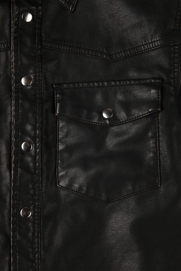 피유 레더 캐주얼 포켓 셔츠 M-IPJP61는 남성용 레더 셔츠입니다. 슬림핏으로 디자인되었으며, 부드러운 촉감의 빈티지 스타일 PU 레더 소재를 사용하여 제작되었습니다. 블랙 컬러의 무지 패턴에 셔츠형 코트 타입으로, 간절기와 여름에 착용하기 좋습니다. 히든 버튼 여밈 방식과 투 포켓 디자인, 슬림 카라가 특징이며, 안감은 없습니다. 데이트룩과 캐주얼, 미니멀 스타일을 연출하기에 적합합니다.
