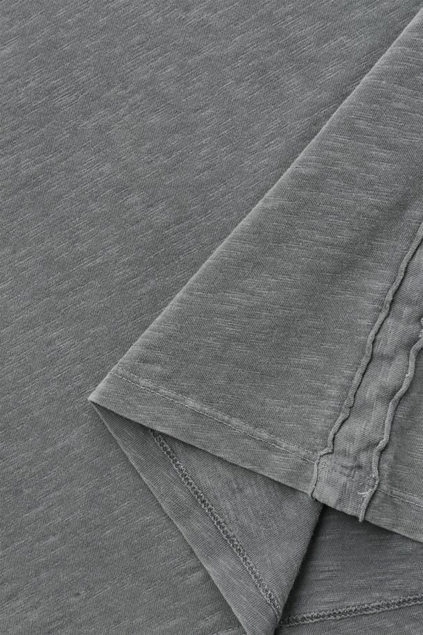 가먼트 다이 코튼 포켓 데일리 티셔츠 F-HTEE63는 부드러운 면 소재로 제작되어 편안한 착용감을 선사합니다. 가먼트 다잉 처리로 빈티지한 컬러감을 더해 유행을 타지 않는 스타일을 연출합니다. 라운드넥에 슬림핏으로 디자인되었으며, 포켓 디테일이 있어 실용성을 높였습니다. 봄, 여름 시즌 데일리룩으로 활용하기 좋으며, 신축성이 좋아 활동성이 뛰어납니다. 캐주얼, 미니멀, 클래식 스타일을 즐기는 남성분들께 추천합니다.
