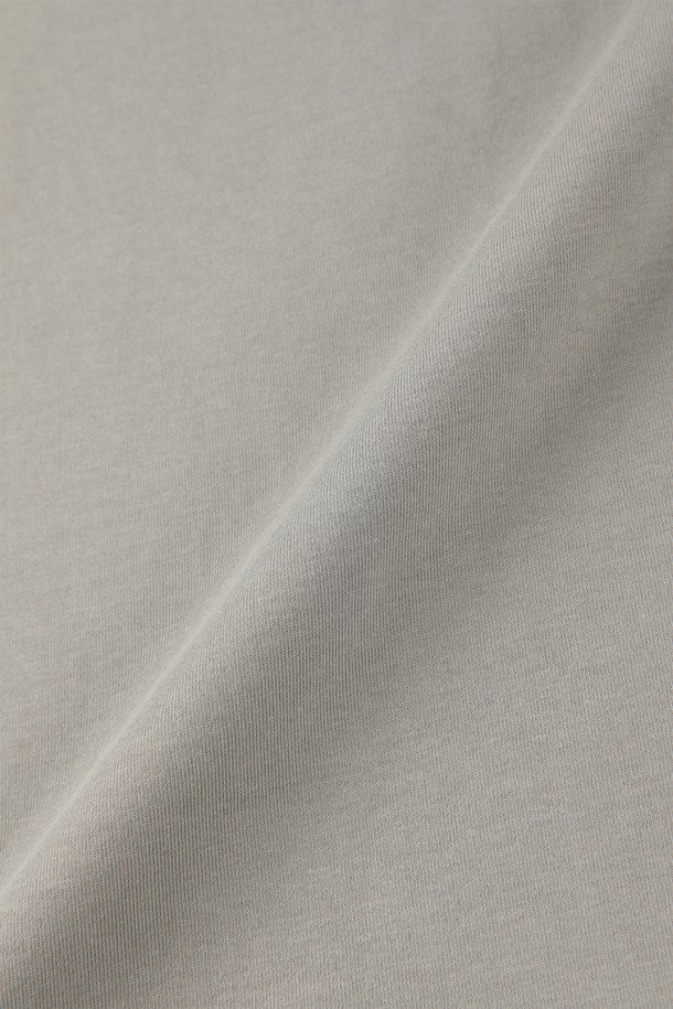 로고 반팔 티셔츠 M-GTEE04는 남성용 티셔츠로, 아이보리, 그레이, 블랙 세 가지 색상으로 출시되었습니다. 데일리 용도로 적합하며, 여름, 간절기, 겨울까지 폭넓게 착용할 수 있습니다. 베이직한 스타일의 레귤러 기장 라운드넥 반소매 티셔츠로, 부드러운 면 소재에 로고 프린트 무늬가 특징입니다. 핏은 레귤러와 오버사이즈 두 가지로 제공되며, 제품 번호는 M-GTEE04입니다. 캐주얼 및 미니멀한 스타일을 연출하기 좋습니다.
