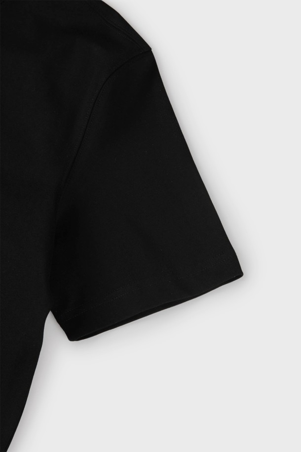 **로고 반팔 티셔츠 M-GTEE05**는 데일리룩에 활용하기 좋은 공용 티셔츠입니다. 블랙, 블루, 아이보리 세 가지 색상으로 출시되어 취향에 맞게 선택할 수 있습니다. 부드러운 촉감의 프리미엄 면 소재를 사용하여 편안한 착용감을 선사하며, 레귤러핏과 오버핏 두 가지 핏으로 다양한 스타일 연출이 가능합니다. 라운드넥에 로고 프린트 디자인으로 베이직하고 캐주얼한 스타일을 연출하며, 봄, 여름 시즌에 동네 마실룩, 카페룩 등 가볍게 입기 좋습니다.
