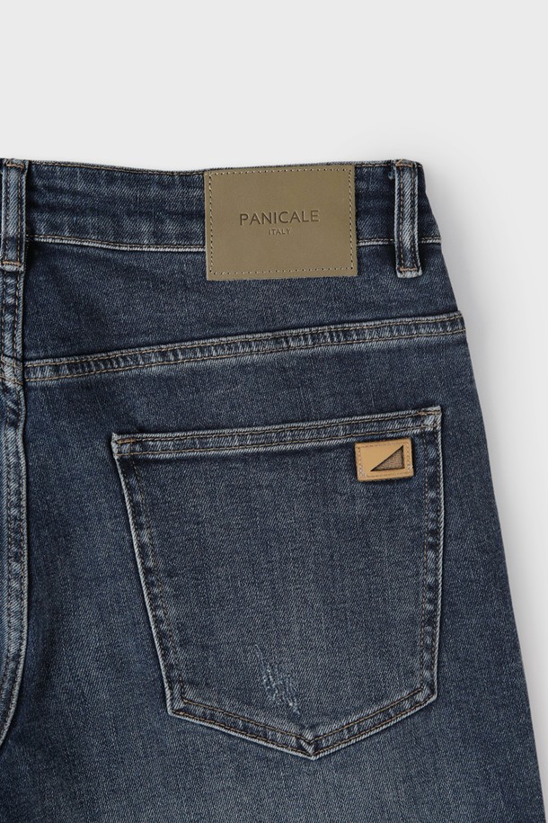 인디고블루 레귤러핏 워싱 진 M-IJEAN56은 남성용 데님 팬츠입니다. 사계절용으로 제작되었으며, 캐주얼과 베이직 스타일을 모두 소화할 수 있습니다. 인디고블루 컬러의 워싱 디테일이 돋보이며, 레귤러핏으로 편안한 착용감을 선사합니다. 면, 폴리에스터, 스판덱스의 혼방 소재로 제작되어 신축성을 더했습니다. 버튼 플라이, 5포켓 디자인, 자수 디테일, 뒷면 가죽 라벨 등의 특징을 갖추고 있으며, 미드라이즈와 크롭 기장으로 트렌디함을 더했습니다. 동네 마실룩이나 여행룩 등 다양한 TPO에 활용 가능한 데님 팬츠입니다.
