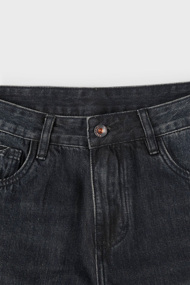 다크 스트레이트 데미지 진 M-GJEAN06는 남성용 데님 팬츠입니다. 다크 블루 컬러의 긴 기장 바지로, 캐주얼하고 데일리한 스타일을 연출하기에 좋습니다. 면과 폴리에스터 혼방 소재로 제작되었으며, 빈티지 워싱과 데미지 디테일이 특징입니다. 스트레이트 핏으로 편안하게 착용 가능하며, 5포켓 디자인, 단추 여밈, 뒷면 가죽 라벨, 미드라이즈 디자인을 갖추고 있습니다. 동네 마실룩, 쇼핑룩 등 어떤 TPO에도 캐주얼, 미니멀, 스트리트 스타일로 활용하기 좋습니다.
