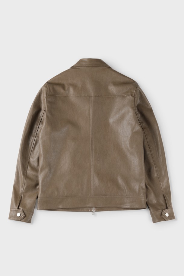 캐주얼 집업 피유 점퍼 M-GPJP09는 부드러운 촉감의 폴리우레탄, 폴리에스터, 인조 가죽 혼방 소재로 제작된 남성용 점퍼입니다. 간절기 시즌에 적합하며, 데이트룩 또는 카페룩에 잘 어울리는 미니멀, 클래식 스타일의 아이템입니다. 브라운 컬러에 무지 패턴으로, 레귤러핏과 레귤러 기장으로 깔끔하게 떨어지는 핏을 연출합니다. 투웨이 지퍼와 사이드 포켓 2개, 기본 칼라, 아이보리 라인 디테일이 돋보이며, 긴 소매와 안감으로 편안한 착용감을 선사합니다.
