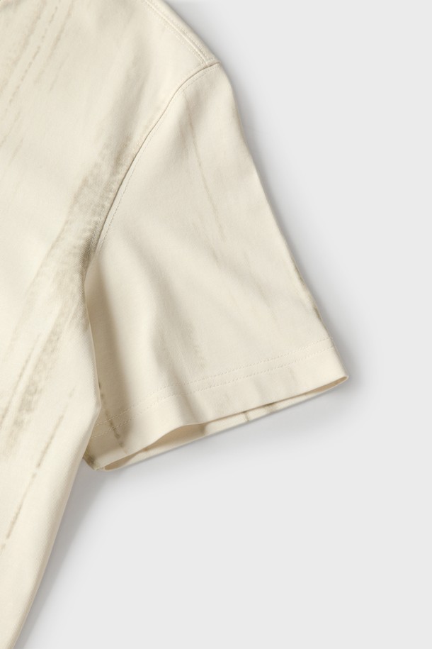 베이직한 스타일의 남성용 로고 반팔 티셔츠 M-GTEE17입니다. 시원한 촉감의 면과 폴리에스터 혼방 소재로 제작되어 여름철 데일리룩에 적합합니다. 릴렉스핏, 레귤러핏, 슬림핏 등 다양한 핏으로 편안하게 착용 가능하며, 라운드넥 디자인으로 깔끔함을 더했습니다. 여행룩, 휴가룩 등 캐주얼, 미니멀, 클래식한 스타일을 연출하기에 좋습니다. 로고 프린트가 돋보이는 얇은 두께의 반소매 티셔츠입니다.
