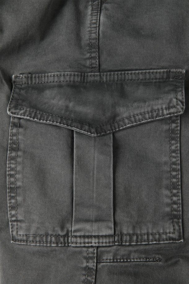 가먼트다잉 코튼 카고 팬츠 F-QCPT02는 캐주얼한 스타일의 남녀 공용 카고 바지입니다. 부드러운 촉감의 면과 엘라스테인 혼방 소재로 제작되어 사계절 내내 편안하게 착용할 수 있습니다. 레귤러슬림핏으로 제작되었으며, 브라운, 그레이, 블랙 세 가지 색상으로 제공됩니다. 가먼트다잉 기법을 적용하여 자연스러운 색감과 워싱 디테일을 살렸으며, 카고 포켓, 사이드 포켓, 패치 포켓, 백 월렛 포켓 등 다양한 수납공간을 갖추었습니다. 동네 마실룩, 여행룩 등 폭넓은 TPO에 미니멀하고 워크웨어적인 스타일을 더해줍니다.
