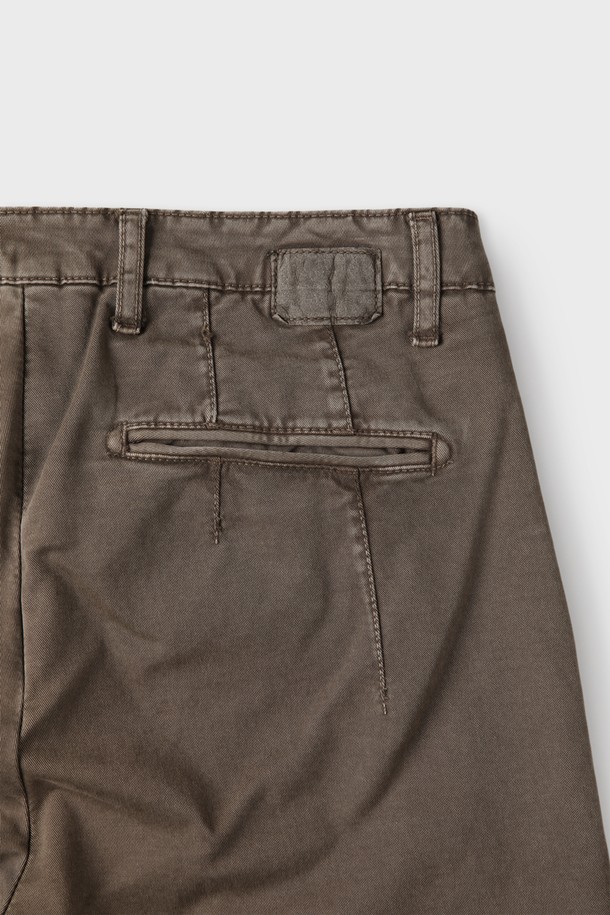 가먼트다잉 코튼 팬츠 F-QCPT01은 베이직하고 캐주얼한 스타일을 연출하기 좋은 남성용 긴 바지입니다. 봄, 가을 계절에 적합하며, 출근룩이나 데이트룩 등 다양한 TPO에 활용할 수 있습니다. 부드러운 촉감의 면과 스판덱스 혼방 소재로 제작되어 편안한 착용감을 제공하며, 슬림핏 디자인으로 세련된 핏을 선사합니다. 브라운과 그레이 두 가지 컬러로 만나볼 수 있으며, 무지 디자인에 벨트 루프, 사이드 포켓, 뒷주머니 등의 디테일을 더했습니다. 가먼트다잉 공법을 적용하여 자연스러운 색감과 빈티지한 멋을 살린 것이 특징입니다.
