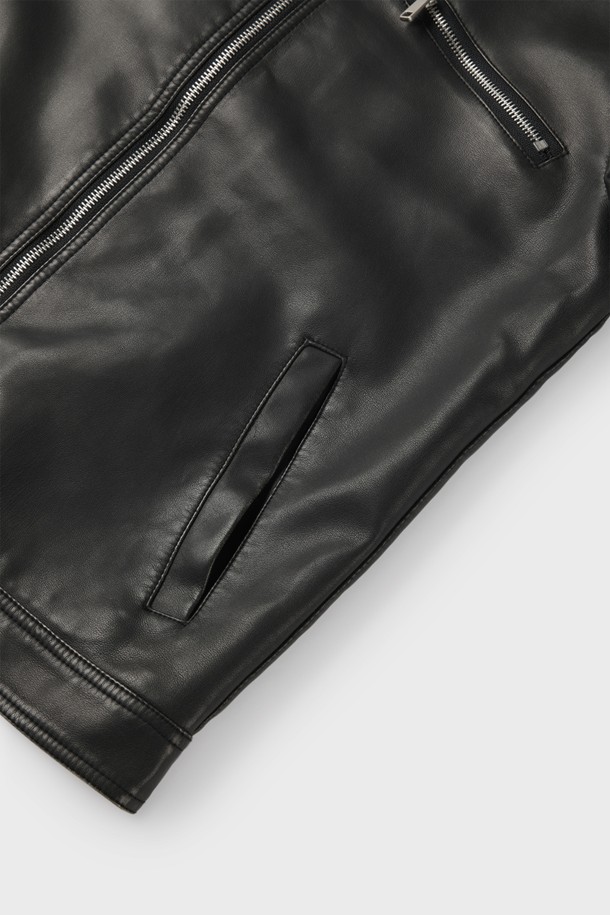 블랙 피유 레더 점퍼 M-GPJP58은 미니멀한 스타일을 추구하는 남성을 위한 간절기용 점퍼입니다. 부드러운 촉감의 폴리우레탄 소재로 제작되었으며, 레귤러핏과 레귤러 기장으로 편안한 착용감을 제공합니다. 가슴 지퍼 포켓과 사이드 포켓, 빈티지한 마감 라인이 특징이며, 지퍼형 여밈 방식으로 간편하게 스타일링할 수 있습니다. 데이트룩, 출근룩 등 다양한 TPO에 활용 가능하며, 미니멀, 클래식, 캐주얼 무드를 연출하기 좋습니다.
