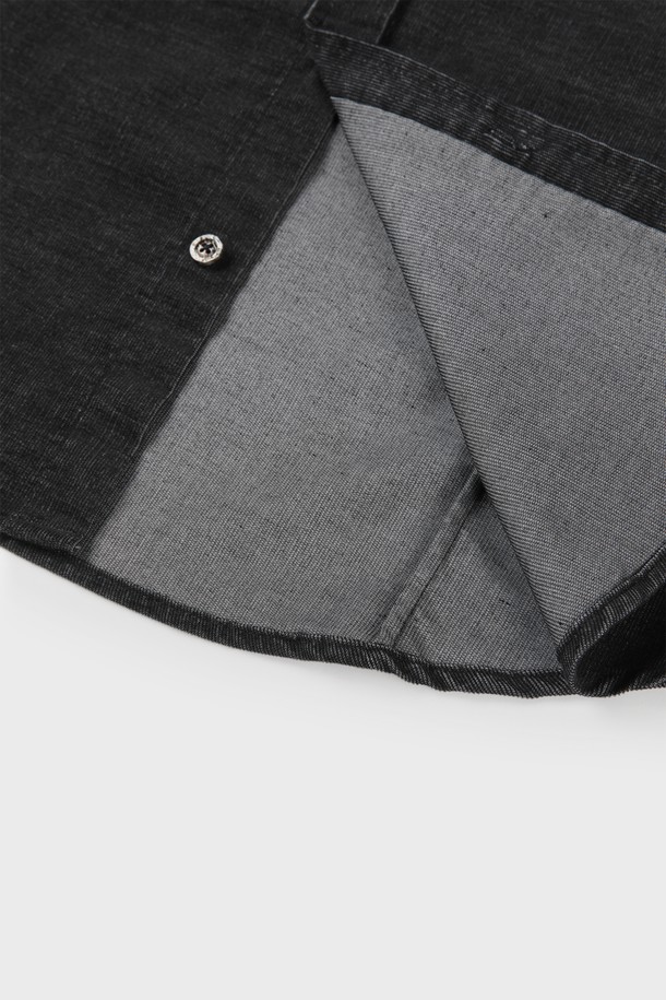 **코듀로이 포켓 셔츠 D-GCSH57**는 가을, 겨울에 어울리는 남성용 코듀로이 셔츠입니다. 부드러운 촉감의 코듀로이와 비스코스 혼방 소재로 제작되어 편안한 착용감을 선사하며, 베이직하고 캐주얼한 스타일을 연출합니다. 블랙과 아이보리 두 가지 색상으로 출시되었으며, 레귤러핏과 슬림핏 두 가지 핏으로 만나볼 수 있습니다. 버튼다운 카라와 긴 소매, 체스터 포켓 2개, 시그니처 P 자수 디테일이 돋보이며, 아우터로도 활용 가능하여 겨울 데일리룩, 모임룩, 데이트룩 등 다양한 TPO에 활용하기 좋습니다. 캐주얼, 클래식, 미니멀 스타일을 즐겨 입는 남성에게 추천합니다.
