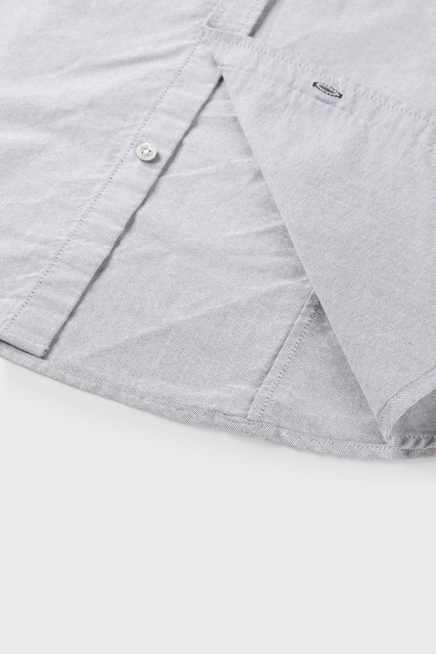 **코튼 옥스포드 셔츠 D-GCSH64**는 남성용 옥스포드 셔츠입니다. 베이직하고 클래식한 스타일로, 여름과 간절기에 착용하기 좋습니다. 슬림핏으로 제작되었으며, 그레이와 화이트 두 가지 색상으로 출시되었습니다. 싱글 체스트 포켓과 버튼 클로저, P 자수 로고가 특징이며, 출근룩, 비즈니스 캐주얼, 오피스룩에 적합합니다. 미니멀하고 클래식한 스타일을 연출할 수 있는 아이템입니다.
