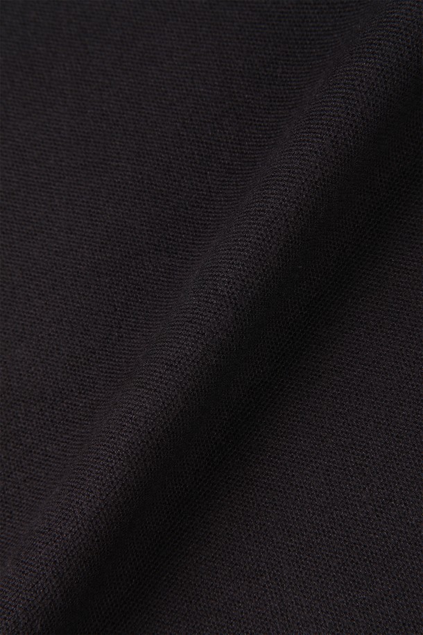 네이비 컬러의 남성용 베이직 투웨이 집업 니트 가디건 M-GNIT58입니다. 봄, 가을에 착용하기 좋은 슬림핏의 긴소매 가디건으로, 부드러운 비스코스, 폴리에스터 혼방 소재로 제작되었습니다. 무지(無地) 디자인에 투웨이 집업 여밈 방식을 적용하여 편안함과 스타일을 동시에 잡았습니다. 데이트룩, 카페룩 등 시간과 장소와 상황에 맞춰 미니멀, 클래식, 캐주얼 스타일을 연출할 수 있으며, 다양한 팬츠와 코디하여 활용도를 높일 수 있습니다.