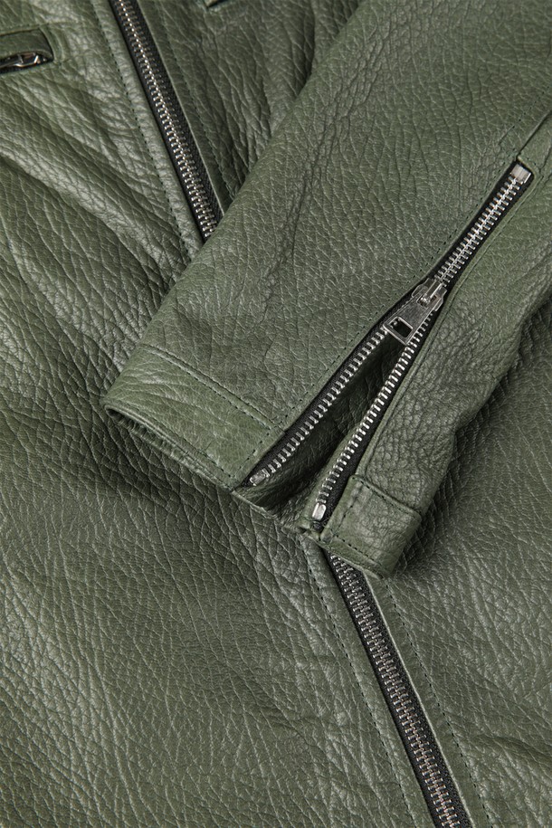 블루종 양가죽 자켓 F-GLJP55는 남성을 위한 캐주얼하고 베이직한 스타일의 아우터입니다. 부드러운 촉감의 양가죽 소재로 제작되었으며, 봄, 가을에 착용하기 좋습니다. 슬림핏 레귤러 기장으로, 무지 디자인에 그레이 컬러가 특징입니다. 모크넥과 투웨이 집업, 지퍼 포켓 디테일이 돋보이며, 안감이 있어 활동성을 높였습니다. 데이트룩에 활용하기 좋은 아이템입니다.
