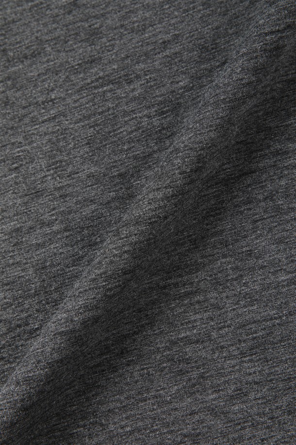 **로고 스티치 스웨트셔츠 D-GTEE61**은 남성용 스웨트셔츠입니다. 차콜 컬러의 슬림핏 디자인으로, 여름, 간절기, 겨울 모두 착용 가능합니다. 베이직한 스타일로 일상에서 편안하게 활용하기 좋습니다. 부드러운 촉감의 폴리에스테르, 레이온, 스판덱스 혼방 소재로 제작되었으며, V넥 라인과 긴 소매가 특징입니다. 소매단과 밑단은 깔끔하게 마감되었으며, 신축성 있는 원단으로 활동성을 높였습니다. 데일리룩, 특히 겨울철에 캐주얼, 미니멀, 클래식 스타일을 연출하기에 적합합니다.
