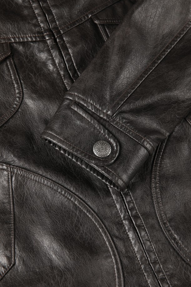 피유 레더 트러커 재킷 M-GPJP59는 다크브라운 컬러의 남성용 트러커 재킷입니다. 캐주얼 스타일의 무지 패턴으로, 가을과 겨울에 두껍게 입을 수 있도록 디자인되었습니다. 폴리우레탄 소재로 제작되어 부드러운 촉감을 제공하며, 셔링 안감과 앞면 포켓 디테일, 퍼 안감이 돋보입니다. 지퍼형 여밈 방식과 레귤러핏으로 편안하게 착용 가능하며, 겨울철 데일리룩에 활용하기 좋습니다. 캐주얼, 미니멀, 클래식 스타일을 모두 아우르는 매력적인 아이템입니다.
