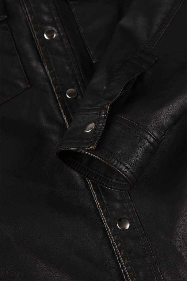 피유 레더 캐주얼 포켓 셔츠 M-IPJP61는 남성용 레더 셔츠입니다. 슬림핏으로 디자인되었으며, 부드러운 촉감의 빈티지 스타일 PU 레더 소재를 사용하여 제작되었습니다. 블랙 컬러의 무지 패턴에 셔츠형 코트 타입으로, 간절기와 여름에 착용하기 좋습니다. 히든 버튼 여밈 방식과 투 포켓 디자인, 슬림 카라가 특징이며, 안감은 없습니다. 데이트룩과 캐주얼, 미니멀 스타일을 연출하기에 적합합니다.
