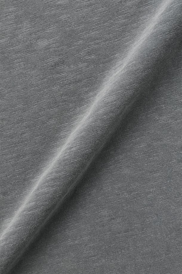 가먼트 다이 코튼 포켓 데일리 티셔츠 F-HTEE63는 부드러운 면 소재로 제작되어 편안한 착용감을 선사합니다. 가먼트 다잉 처리로 빈티지한 컬러감을 더해 유행을 타지 않는 스타일을 연출합니다. 라운드넥에 슬림핏으로 디자인되었으며, 포켓 디테일이 있어 실용성을 높였습니다. 봄, 여름 시즌 데일리룩으로 활용하기 좋으며, 신축성이 좋아 활동성이 뛰어납니다. 캐주얼, 미니멀, 클래식 스타일을 즐기는 남성분들께 추천합니다.
