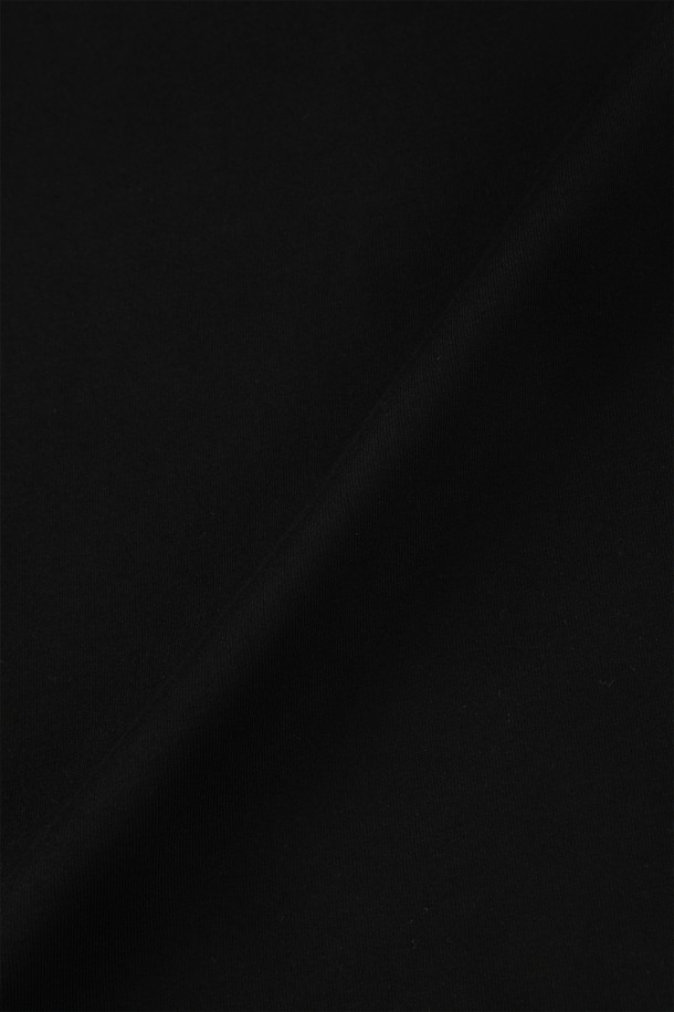 **로고 반팔 티셔츠 M-GTEE05**는 데일리룩에 활용하기 좋은 공용 티셔츠입니다. 블랙, 블루, 아이보리 세 가지 색상으로 출시되어 취향에 맞게 선택할 수 있습니다. 부드러운 촉감의 프리미엄 면 소재를 사용하여 편안한 착용감을 선사하며, 레귤러핏과 오버핏 두 가지 핏으로 다양한 스타일 연출이 가능합니다. 라운드넥에 로고 프린트 디자인으로 베이직하고 캐주얼한 스타일을 연출하며, 봄, 여름 시즌에 동네 마실룩, 카페룩 등 가볍게 입기 좋습니다.
