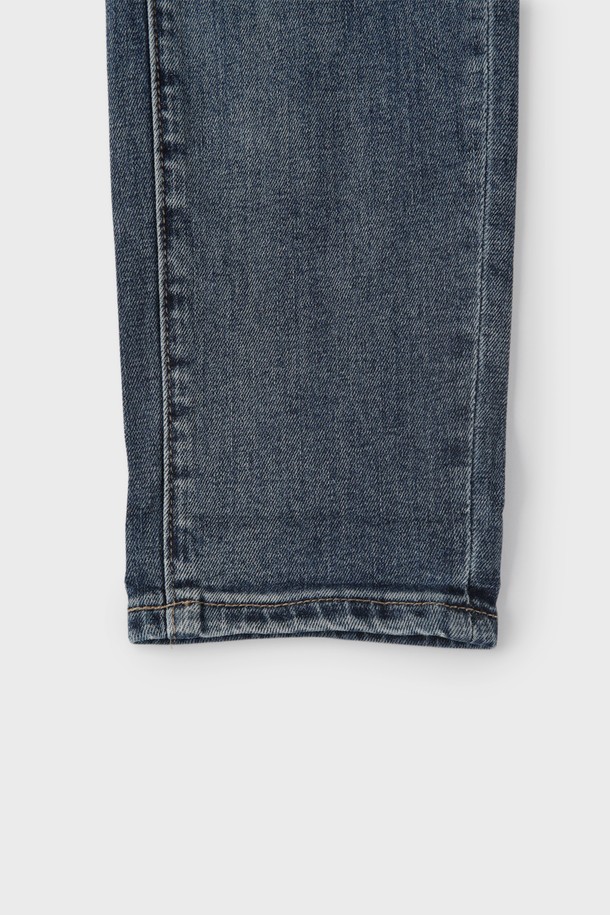 인디고블루 레귤러핏 워싱 진 M-IJEAN56은 남성용 데님 팬츠입니다. 사계절용으로 제작되었으며, 캐주얼과 베이직 스타일을 모두 소화할 수 있습니다. 인디고블루 컬러의 워싱 디테일이 돋보이며, 레귤러핏으로 편안한 착용감을 선사합니다. 면, 폴리에스터, 스판덱스의 혼방 소재로 제작되어 신축성을 더했습니다. 버튼 플라이, 5포켓 디자인, 자수 디테일, 뒷면 가죽 라벨 등의 특징을 갖추고 있으며, 미드라이즈와 크롭 기장으로 트렌디함을 더했습니다. 동네 마실룩이나 여행룩 등 다양한 TPO에 활용 가능한 데님 팬츠입니다.
