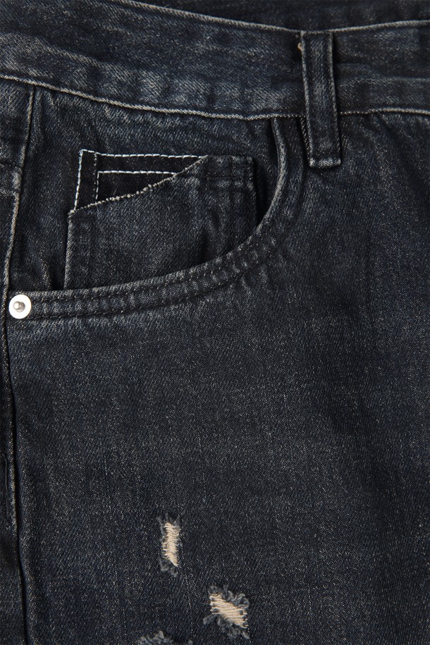 다크 스트레이트 데미지 진 M-GJEAN06는 남성용 데님 팬츠입니다. 다크 블루 컬러의 긴 기장 바지로, 캐주얼하고 데일리한 스타일을 연출하기에 좋습니다. 면과 폴리에스터 혼방 소재로 제작되었으며, 빈티지 워싱과 데미지 디테일이 특징입니다. 스트레이트 핏으로 편안하게 착용 가능하며, 5포켓 디자인, 단추 여밈, 뒷면 가죽 라벨, 미드라이즈 디자인을 갖추고 있습니다. 동네 마실룩, 쇼핑룩 등 어떤 TPO에도 캐주얼, 미니멀, 스트리트 스타일로 활용하기 좋습니다.
