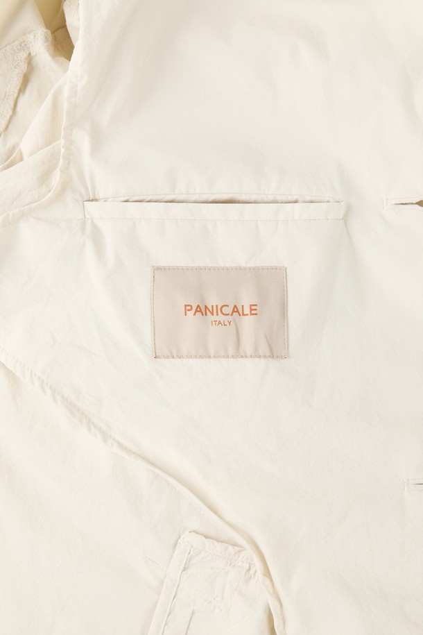 라이트워시 스프링 트렌치 코트 D-GBBY01은 남성용 트렌치 코트입니다. 봄, 여름 시즌에 적합하며, 일상, 출근룩, 오피스룩, 비즈니스 캐주얼에 잘 어울립니다. 라이트 베이지 컬러의 무지 디자인으로 클래식, 미니멀, 시크 스타일을 연출할 수 있습니다. 가먼트 워싱 처리된 면, 나일론 혼방 소재로 제작되었으며, 레귤러 핏과 슬림핏 두 가지로 출시되었습니다. 얇고 부드러운 촉감, 우수한 통기성을 제공하며, 클래식 카라, 백 벤트, 사이드 포켓 디테일이 돋보입니다.
